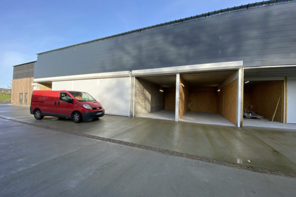 camion rouge a cote des box de stockages a nantes