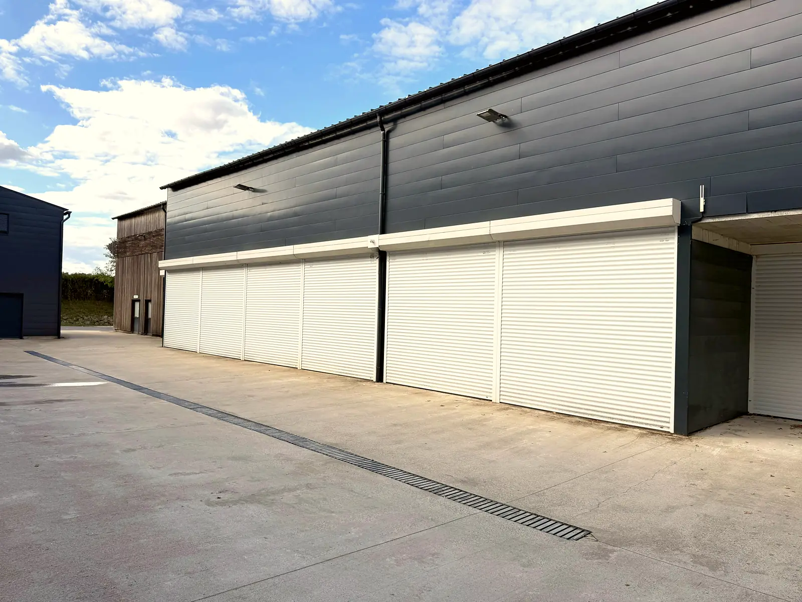 Rangée de garages d'hivernage à portes roulantes pour véhicules, camping-cars et caravanes et locaux professionnels près de Nantes